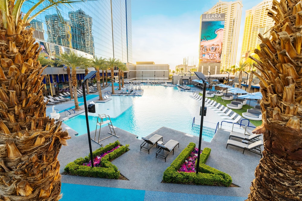 Hilton Grand Vacations Club Elara Center Strip Las Vegas — Swimming pool in Las Vegas, Nevada