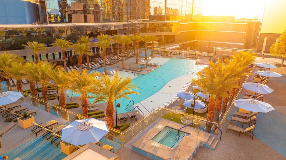 Hilton Grand Vacations Club Elara Center Strip Las Vegas — Swimming pool in Las Vegas, Nevada
