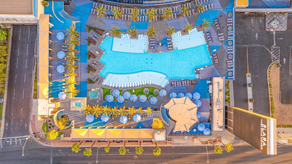Hilton Grand Vacations Club Elara Center Strip Las Vegas — Swimming pool in Las Vegas, Nevada