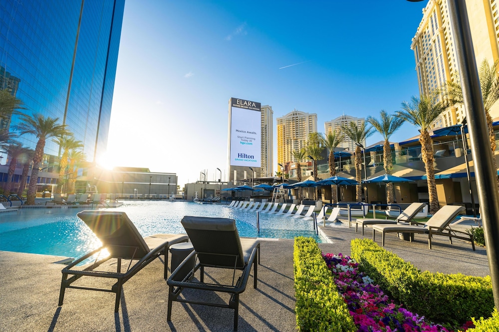 Hilton Grand Vacations Club Elara Center Strip Las Vegas — Swimming pool in Las Vegas, Nevada