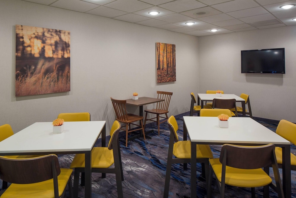 Fairfield Inn & Suites Orlando Lake Buena Vista — Restaurant & bars in Orlando, Florida
