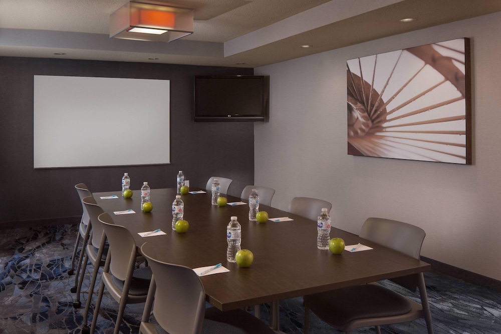 Fairfield Inn & Suites Orlando Lake Buena Vista — Hotel building in Orlando, Florida