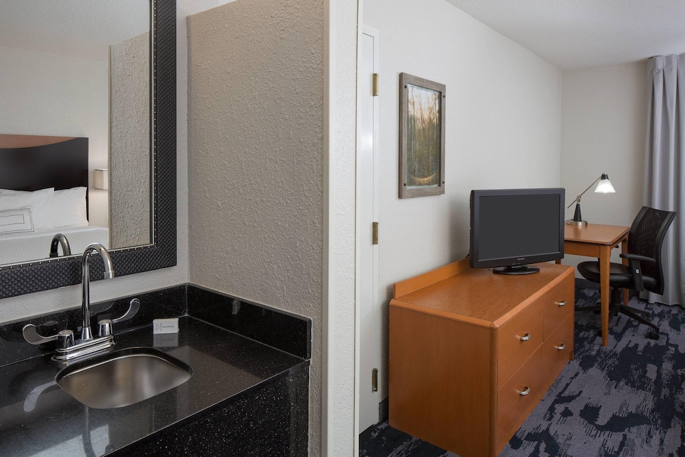 Fairfield Inn & Suites Orlando Lake Buena Vista — Hotel rooms in Orlando, Florida