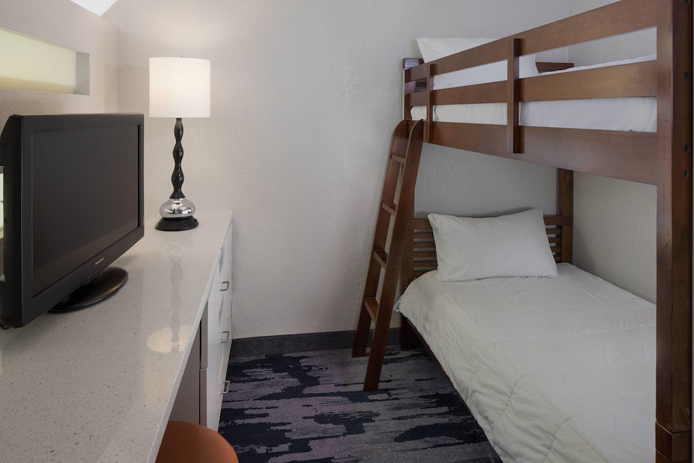 Fairfield Inn & Suites Orlando Lake Buena Vista — Hotel rooms in Orlando, Florida