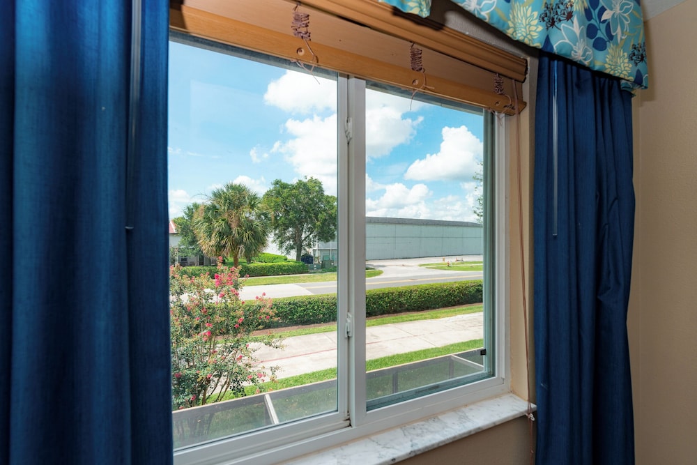 FantasyWorld Resort — Hotel rooms in Kissimmee, Florida