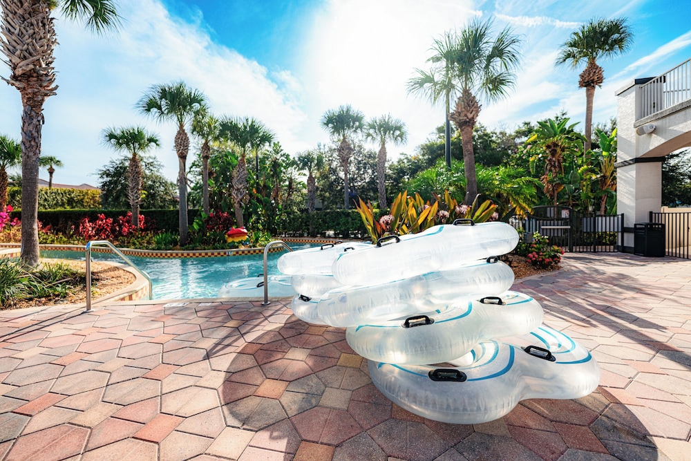 FantasyWorld Resort — Swimming pool in Kissimmee, Florida