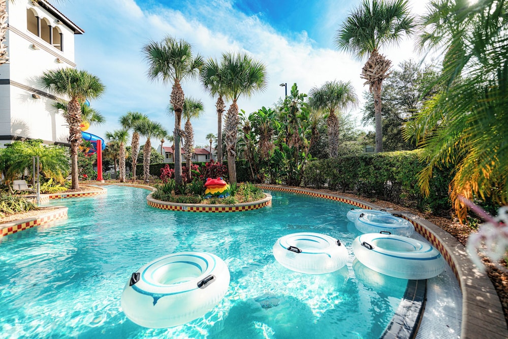 FantasyWorld Resort — Swimming pool in Kissimmee, Florida
