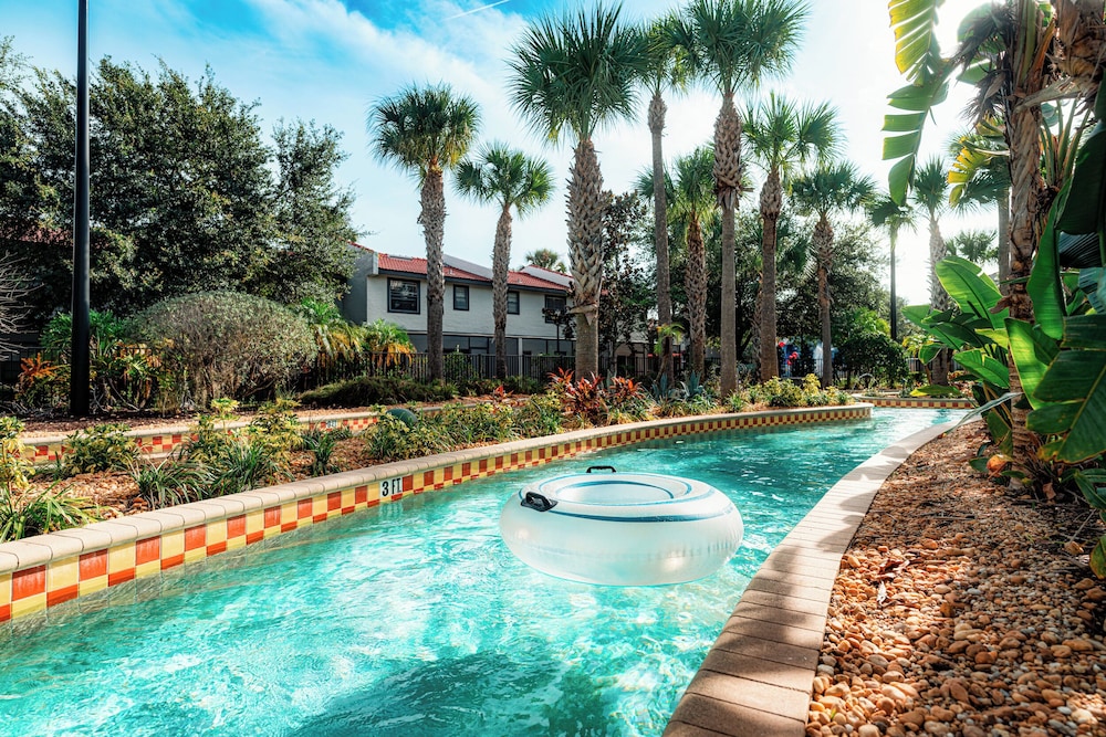 FantasyWorld Resort — Swimming pool in Kissimmee, Florida