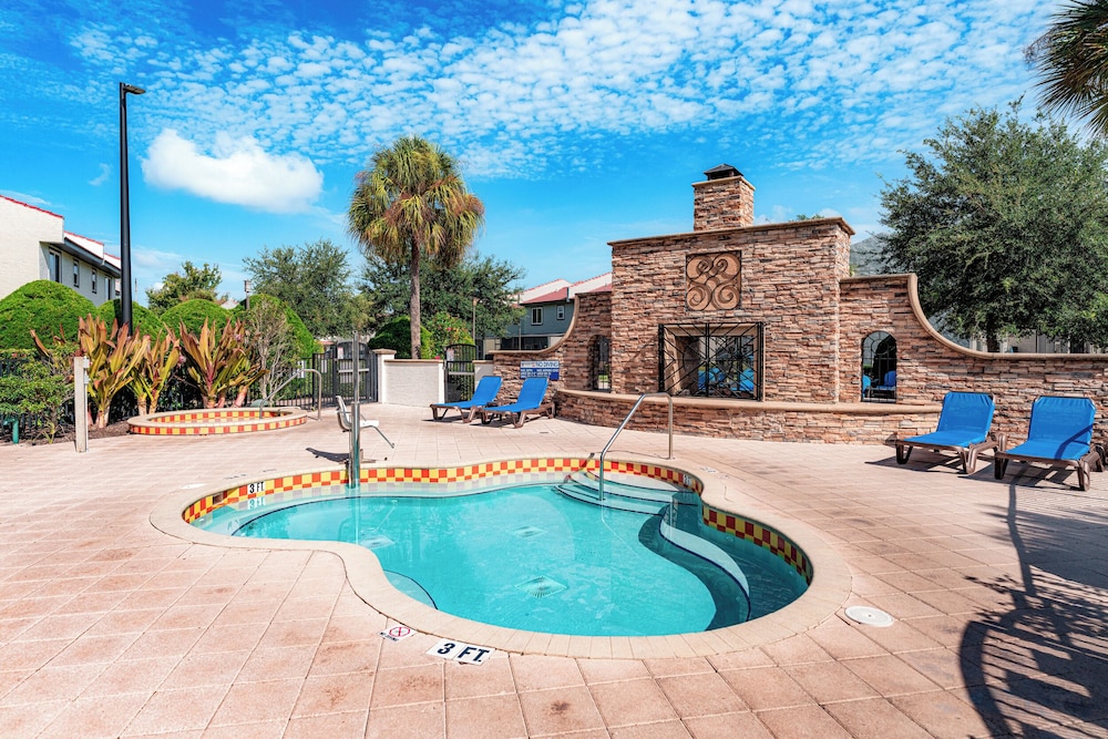 FantasyWorld Resort — Swimming pool in Kissimmee, Florida