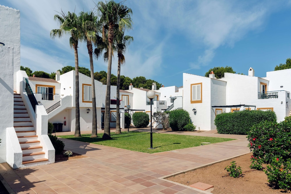 AluaSun Lago Park - Hyatt Inclusive Collection — Hotel building in Cala'n Bosch, Balearic Islands