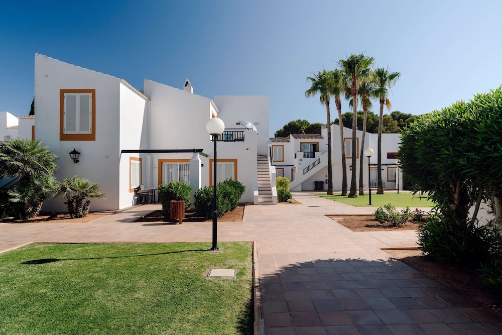 AluaSun Lago Park - Hyatt Inclusive Collection — Hotel building in Cala'n Bosch, Balearic Islands