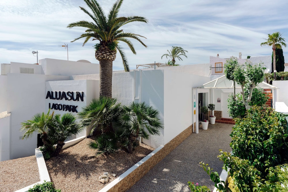 AluaSun Lago Park - Hyatt Inclusive Collection — Hotel building in Cala'n Bosch, Balearic Islands
