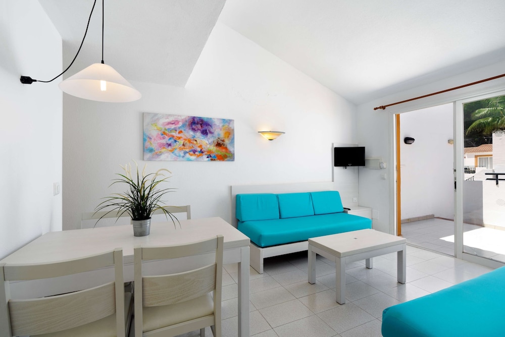 AluaSun Lago Park - Hyatt Inclusive Collection — Hotel rooms in Cala'n Bosch, Balearic Islands