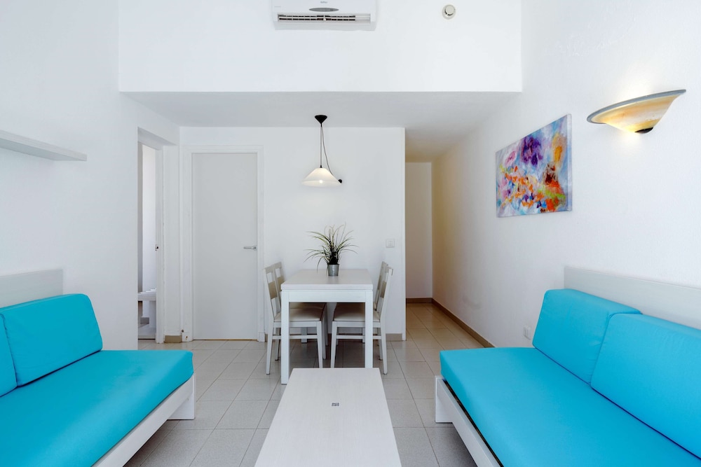 AluaSun Lago Park - Hyatt Inclusive Collection — Hotel rooms in Cala'n Bosch, Balearic Islands