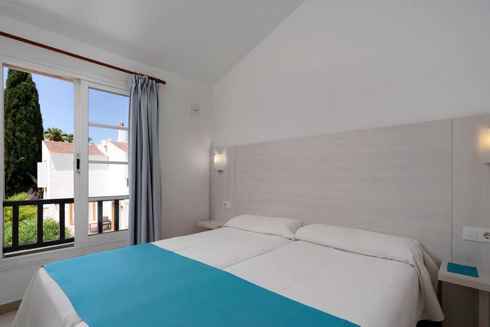 AluaSun Lago Park - Hyatt Inclusive Collection — Hotel rooms in Cala'n Bosch, Balearic Islands