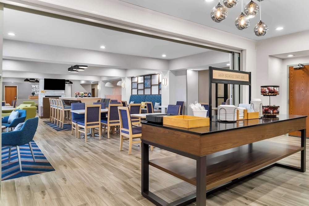 Hampton Inn Detroit/Auburn Hills-North — Restaurant & bars in Auburn Hills, Michigan