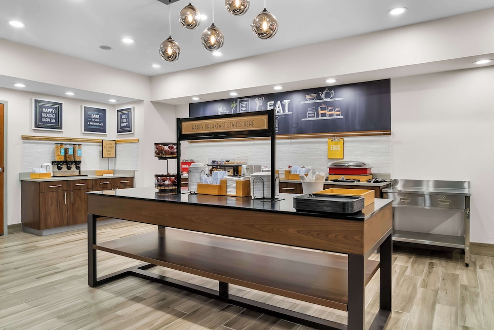 Hampton Inn Detroit/Auburn Hills-North — Restaurant & bars in Auburn Hills, Michigan