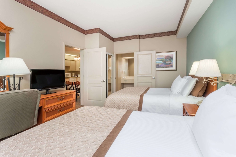 The Palms at 8303 - Lake Buena Vista — Hotel rooms in Orlando, Florida