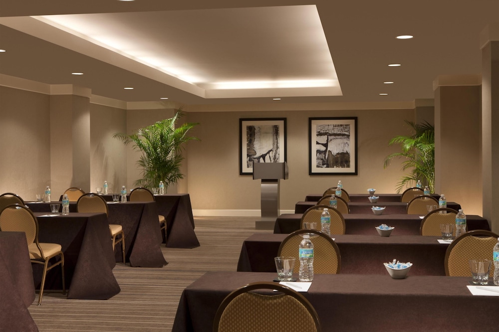 Hilton Orlando Lake Buena Vista - Disney Springs® Area — Restaurant & bars in Lake Buena Vista, Florida