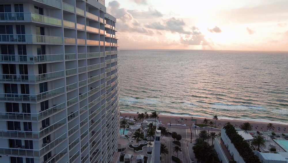 Beach House Fort Lauderdale, a Hilton Resort — Hotel building in Fort Lauderdale, Florida
