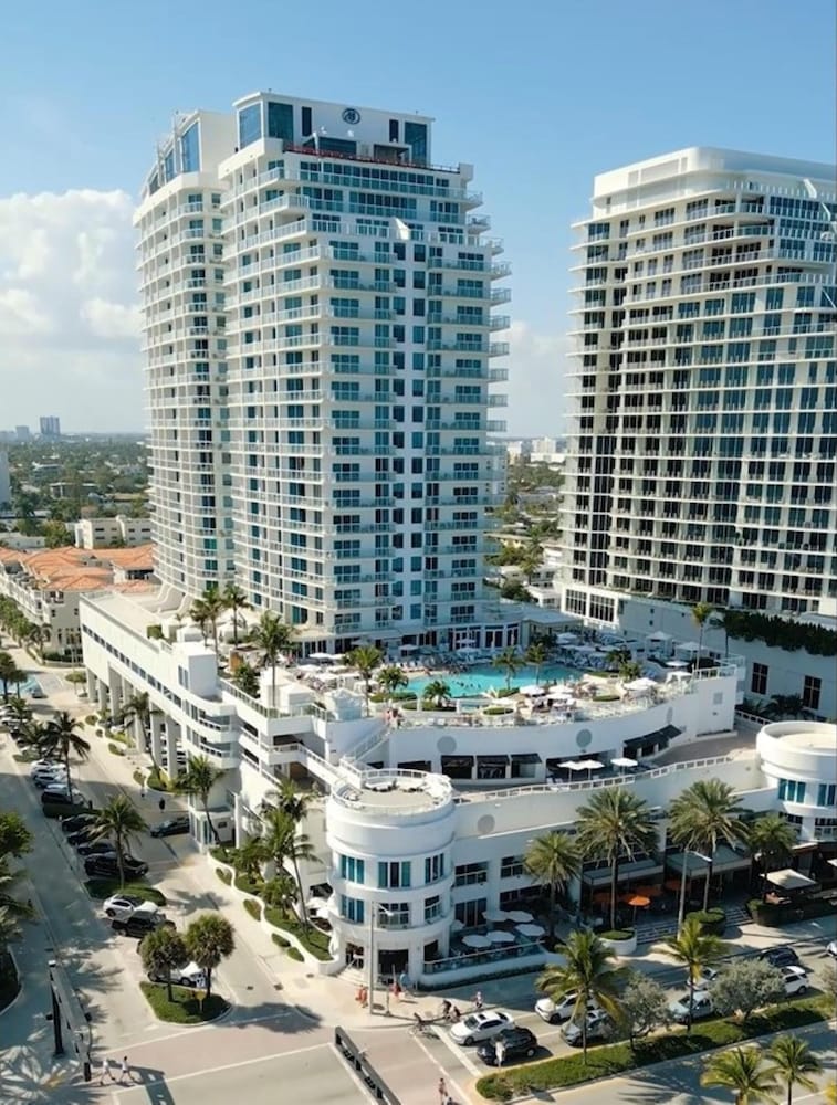 Beach House Fort Lauderdale, a Hilton Resort — Hotel building in Fort Lauderdale, Florida