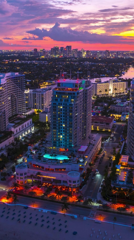 Beach House Fort Lauderdale, a Hilton Resort — Hotel building in Fort Lauderdale, Florida