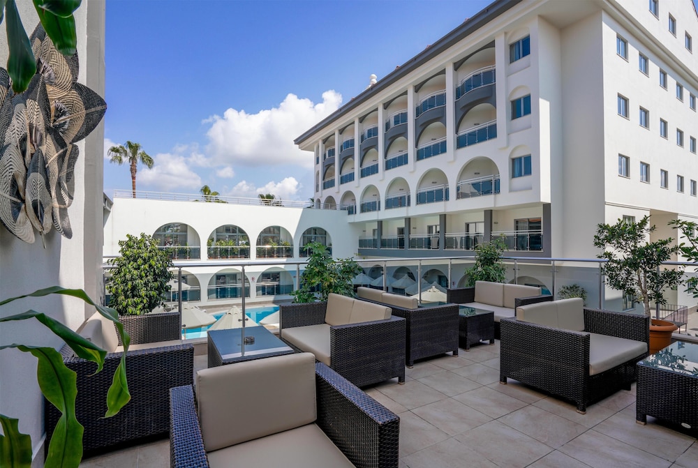 Side Aluna Hotel — Hotel building in Side