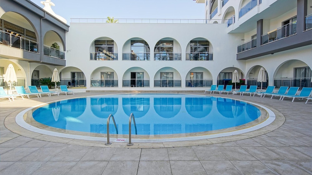 Side Aluna Hotel — Swimming pool in Side