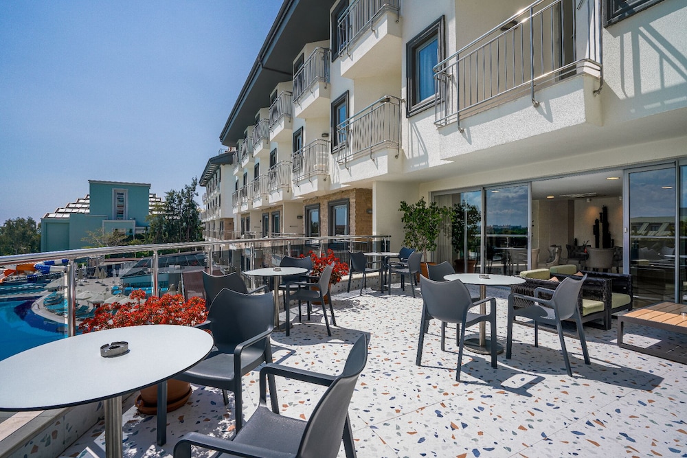 Side Aluna Hotel — Hotel building in Side