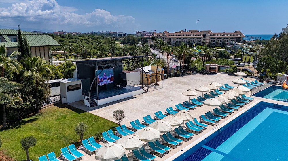 Side Aluna Hotel — Swimming pool in Side
