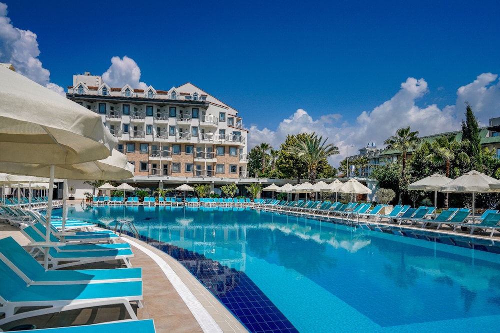 Side Aluna Hotel — Swimming pool in Side