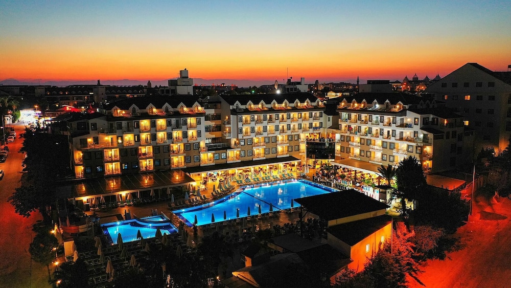 Side Aluna Hotel — Swimming pool in Side