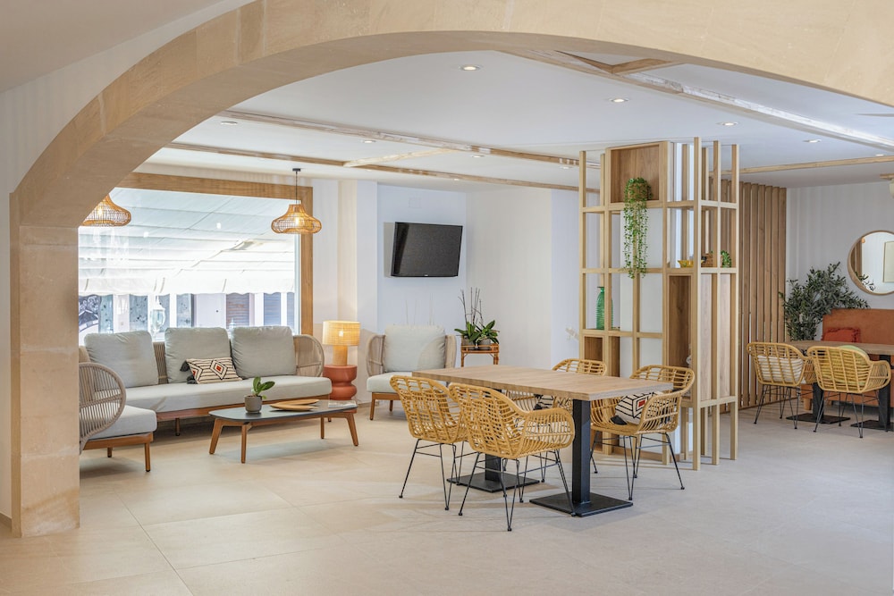 Sol Cala D'Or Apartments — Restaurant & bars in Cala d´Or, Balearic Islands