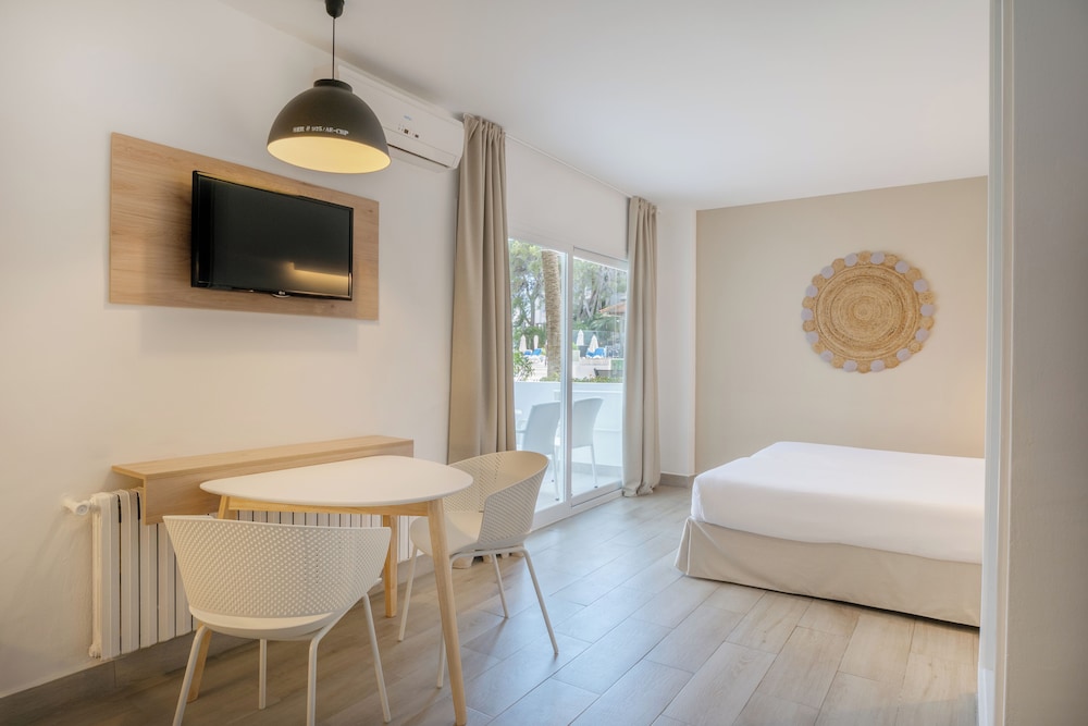 Sol Lunamar Palmanova Apartamentos – Adults Only — Hotel rooms in Palma Nova, Balearic Islands
