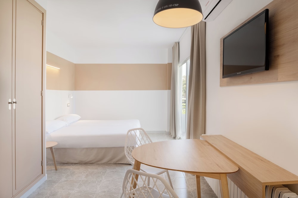 Sol Lunamar Palmanova Apartamentos – Adults Only — Hotel rooms in Palma Nova, Balearic Islands