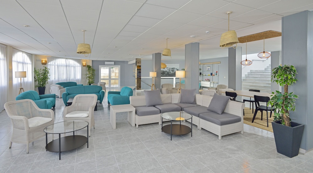 Sol Lunamar Palmanova Apartamentos – Adults Only — Hotel building in Palma Nova, Balearic Islands