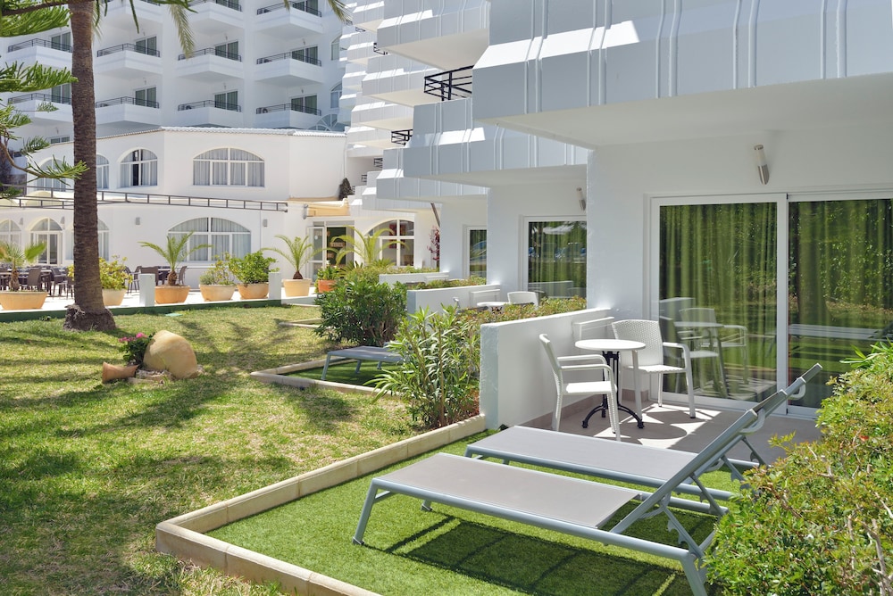 Sol Lunamar Palmanova Apartamentos – Adults Only — Hotel building in Palma Nova, Balearic Islands