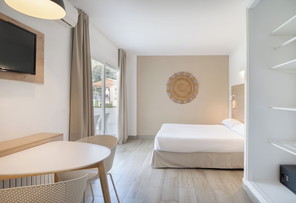 Sol Lunamar Palmanova Apartamentos – Adults Only — Hotel rooms in Palma Nova, Balearic Islands
