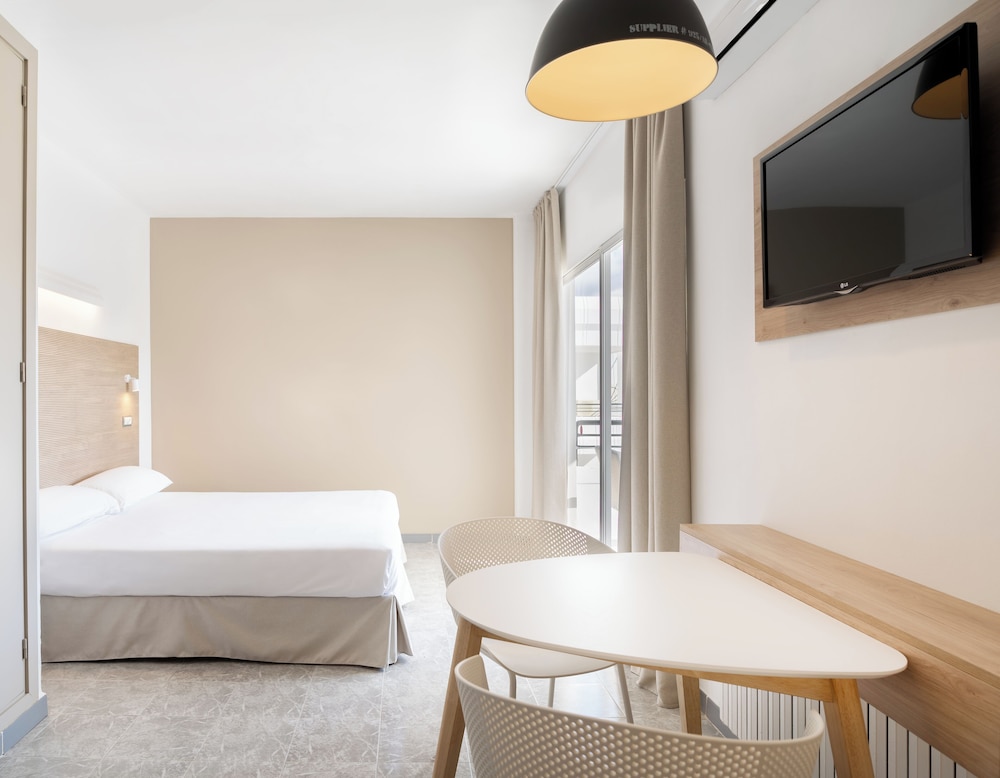 Sol Lunamar Palmanova Apartamentos – Adults Only — Hotel rooms in Palma Nova, Balearic Islands