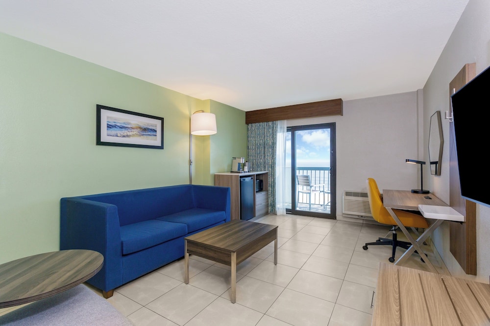 Holiday Inn Express & Suites Oceanfront by IHG — Hotel rooms in Daytona Beach, Florida