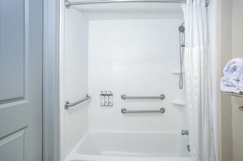 Holiday Inn Express & Suites Oceanfront by IHG — Hotel rooms in Daytona Beach, Florida
