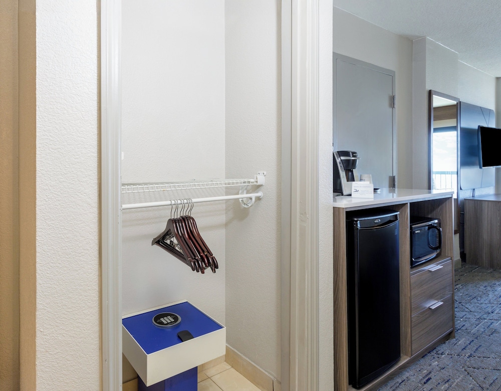 Holiday Inn Express & Suites Oceanfront by IHG — Hotel rooms in Daytona Beach, Florida
