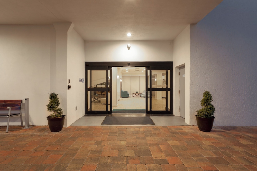 Holiday Inn Express & Suites Oceanfront by IHG — Hotel building in Daytona Beach, Florida