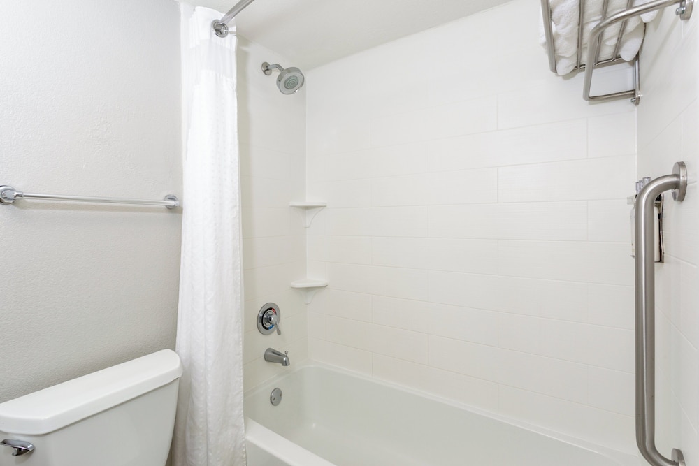 Holiday Inn Express & Suites Oceanfront by IHG — Hotel rooms in Daytona Beach, Florida