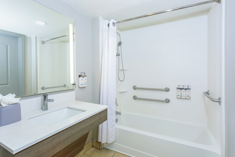Holiday Inn Express & Suites Oceanfront by IHG — Hotel rooms in Daytona Beach, Florida