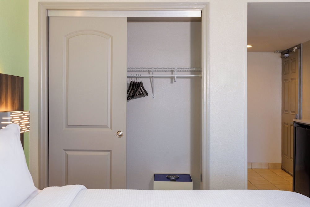Holiday Inn Express & Suites Oceanfront by IHG — Hotel rooms in Daytona Beach, Florida