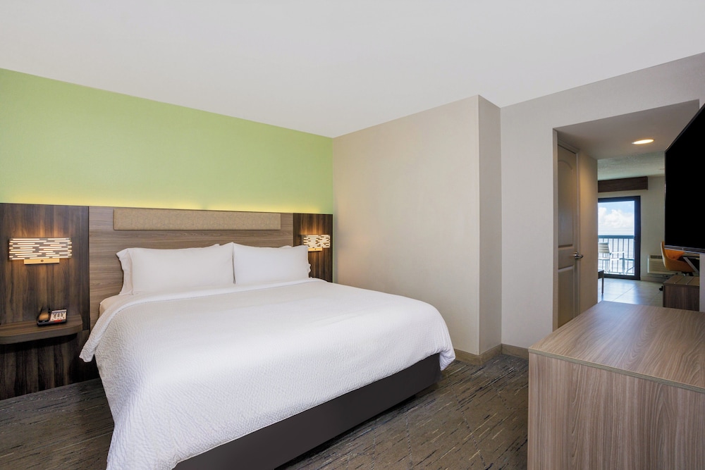 Holiday Inn Express & Suites Oceanfront by IHG — Hotel rooms in Daytona Beach, Florida