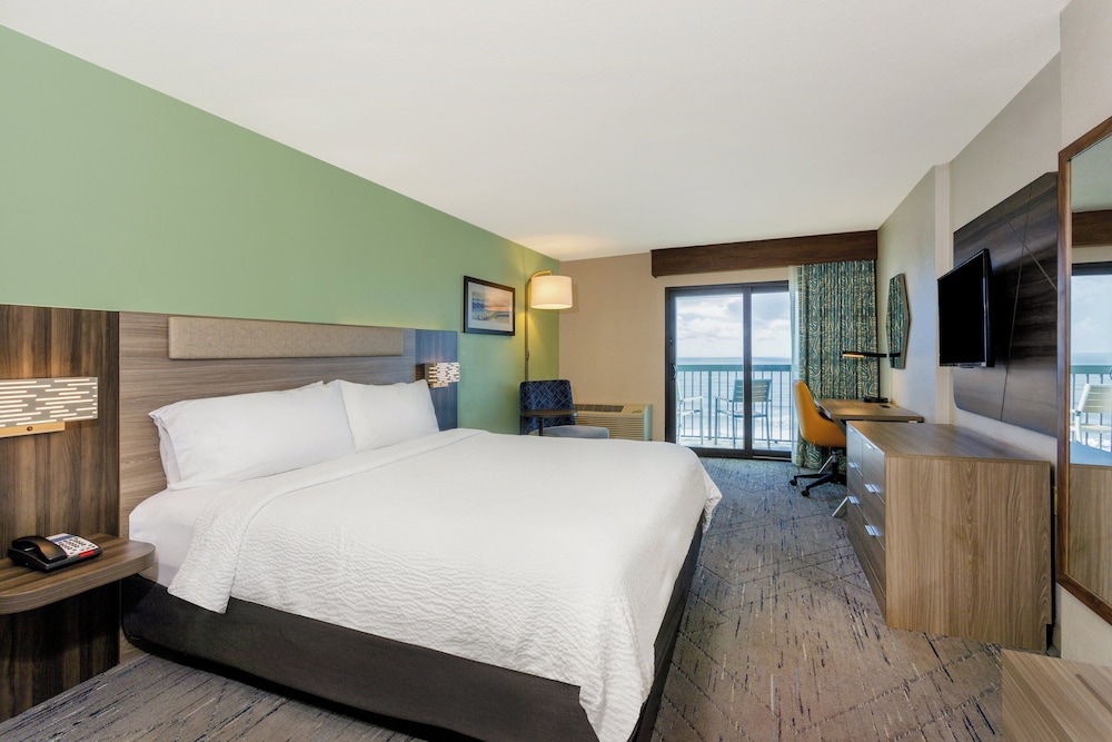 Holiday Inn Express & Suites Oceanfront by IHG — Hotel rooms in Daytona Beach, Florida