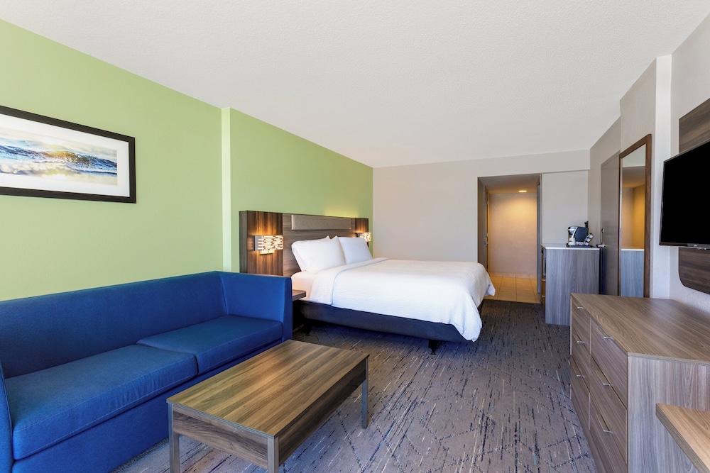 Holiday Inn Express & Suites Oceanfront by IHG — Hotel rooms in Daytona Beach, Florida
