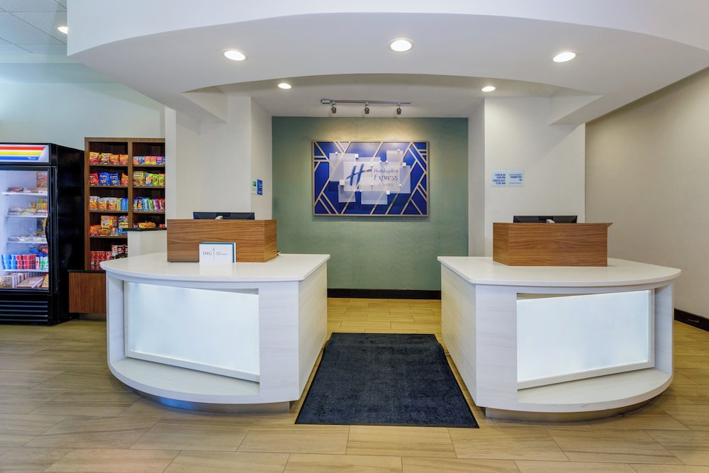 Holiday Inn Express & Suites Oceanfront by IHG — Hotel building in Daytona Beach, Florida